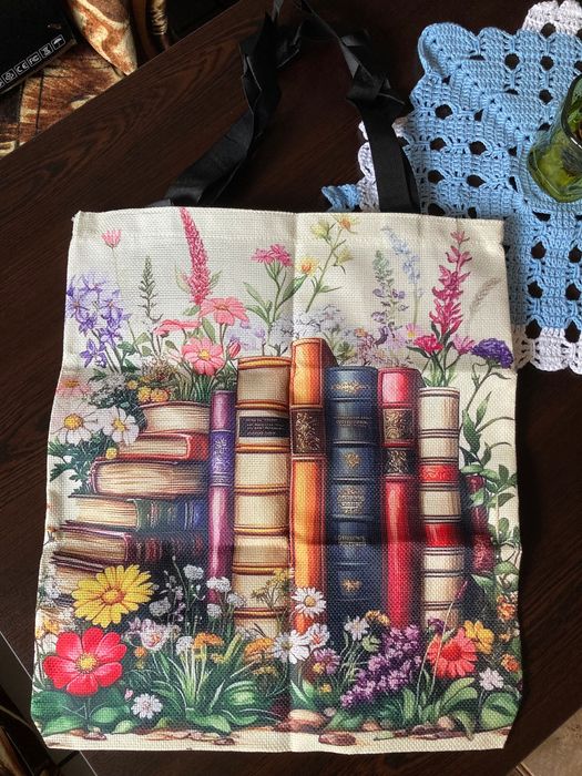 Нова чанта с принт книги