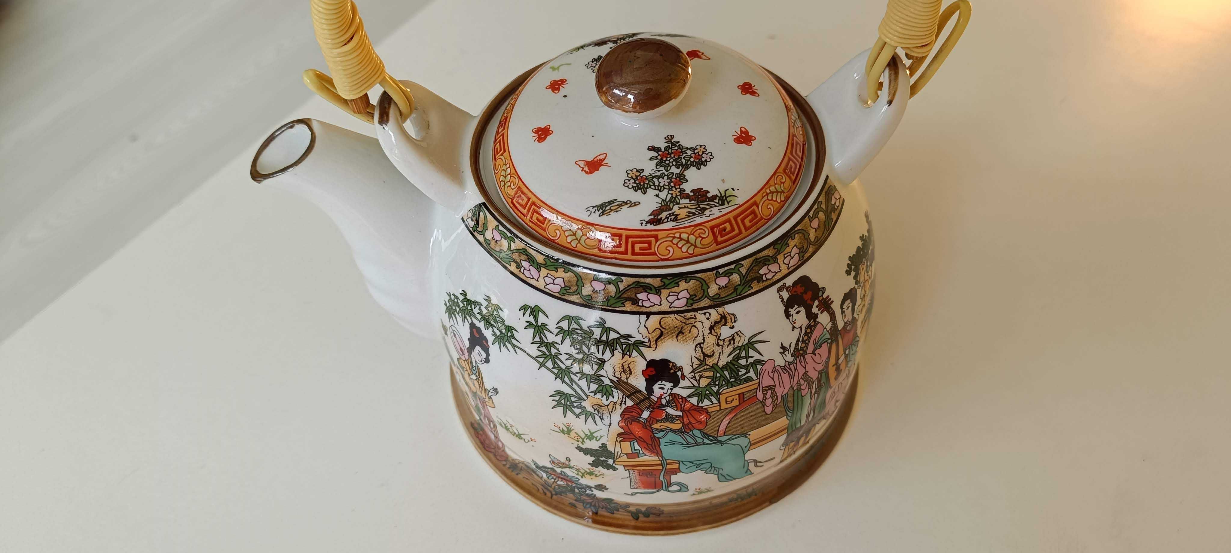 Азиатски порцеланов чайник