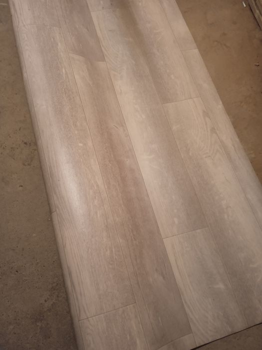 Продается линолеум в хорошем состоянии под ламинат