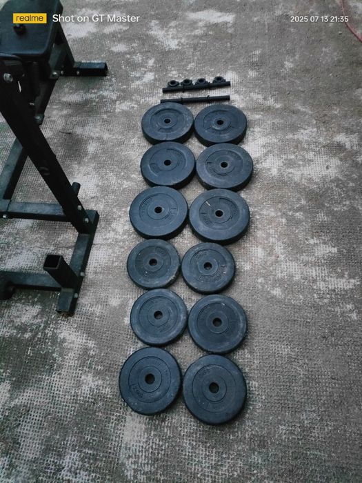 Vând masă de fitness, 2x gantere, bară z, greutăți 6x2,5kg și 6x10kg.