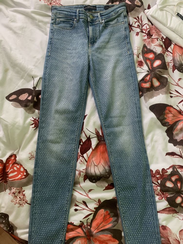 Дамски дънки guess с камъни 27 ( еластан )