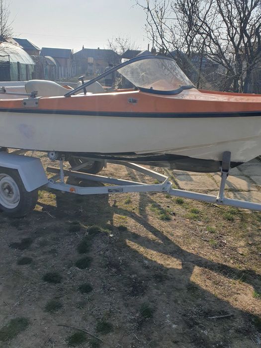 Vand barcă cu motor