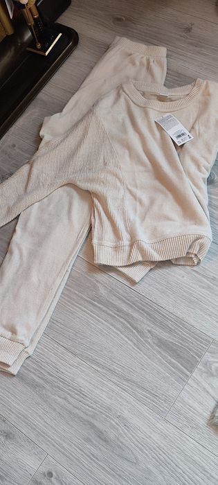 Pijama groasa crem, pantaloni si bluză, marime S, model actual
