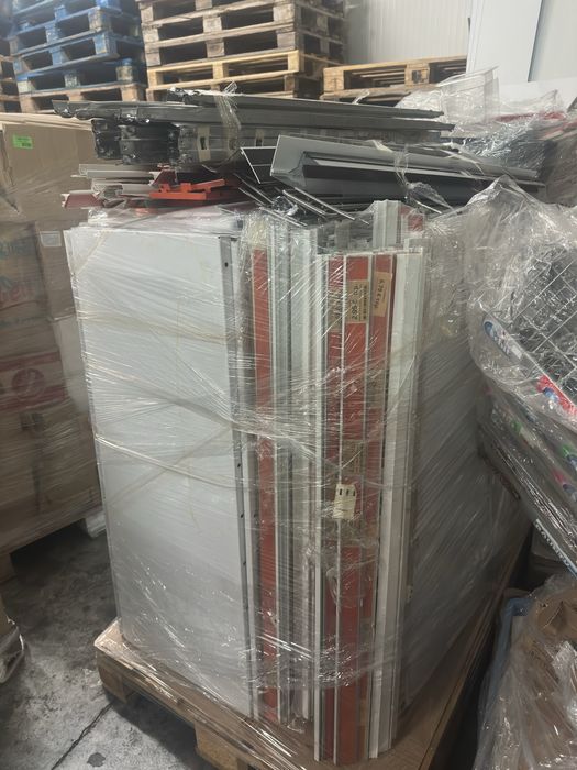 Обурудване за магазин . Рафтове , хладилници и еруги