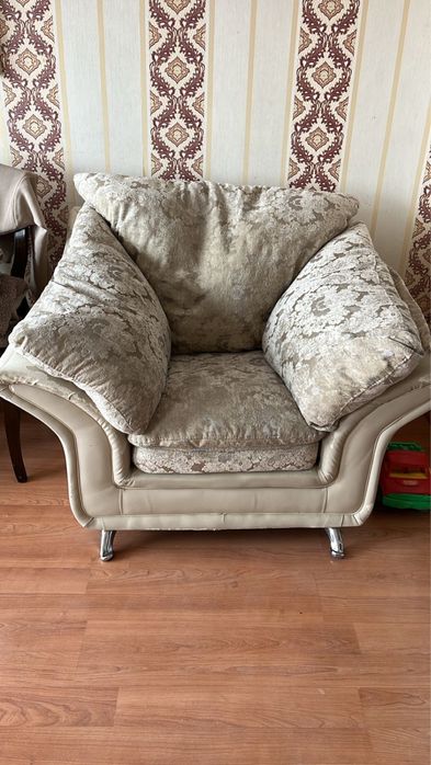 Срочно продам диван и два кресло