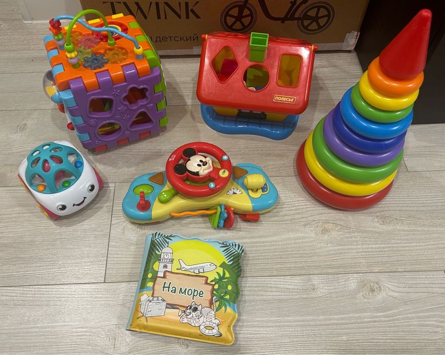 Продам комплект развивающих игрушек из пластика