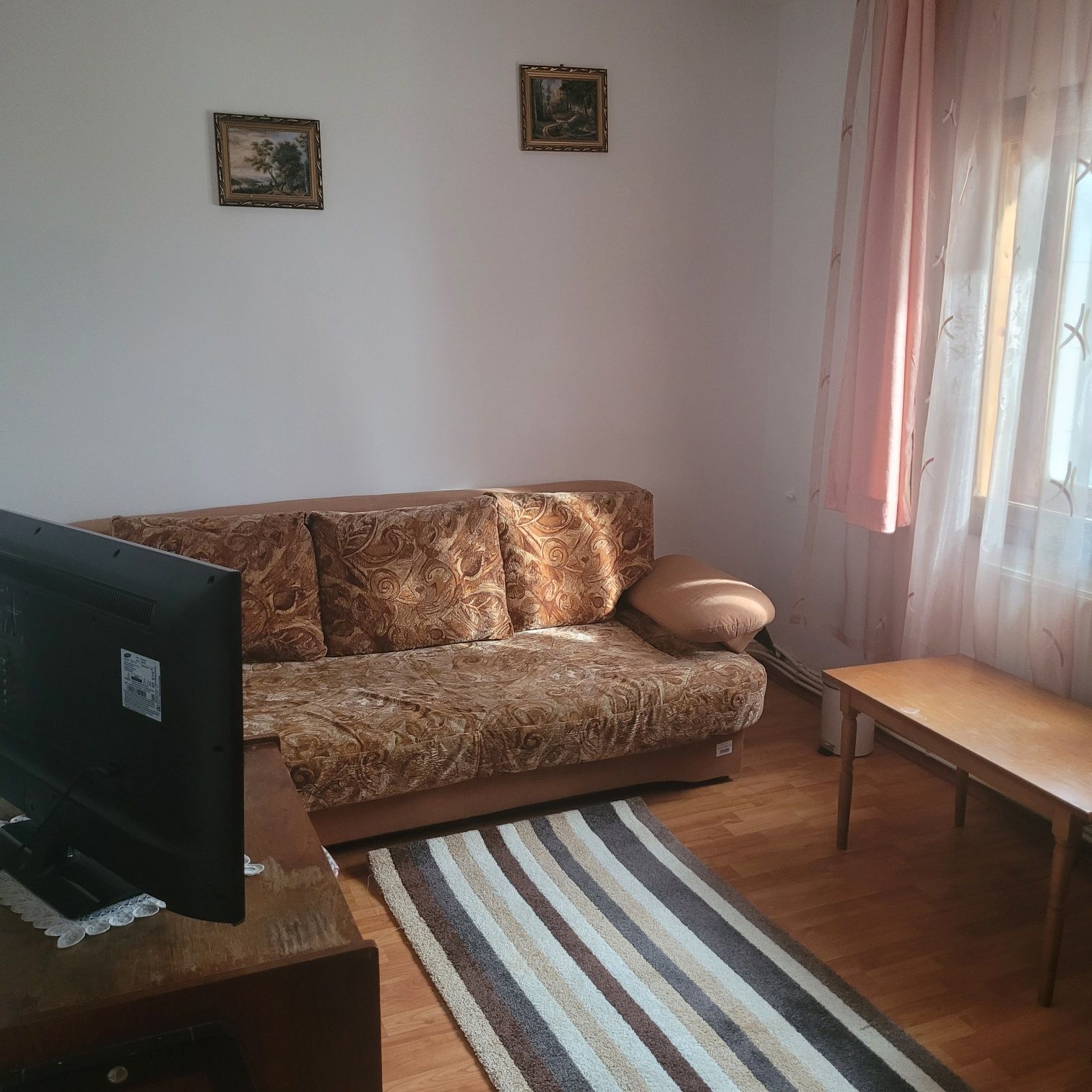 Apartament cu 2 camere semidecomandate,  parter, balcon, centrala