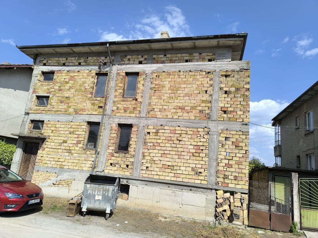 Продавам многофамилна къща в гр.Попово