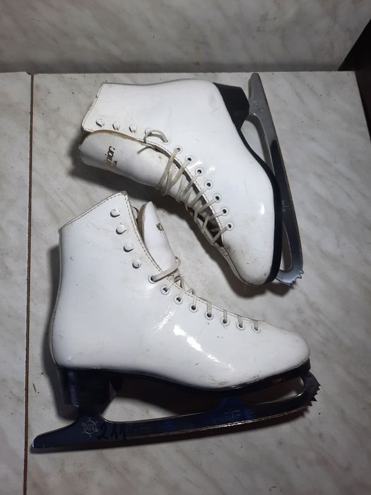 Patine gheata 211 patinaj artistic Dominior piele marime 37 ( 24 cm)