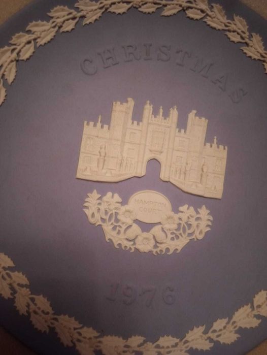 Vand farfurie decorata manual pt Craciun made in England by Wedgwood