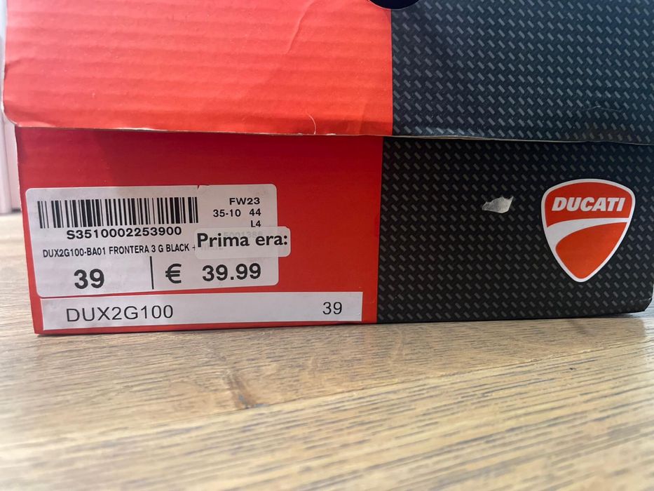 Pereche de papuci noi de la Ducati