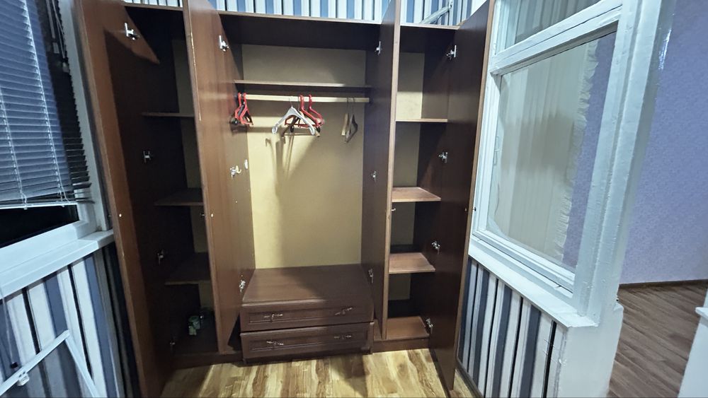 Шкаф продается в хорошем состоянии, недорого, большой, вместительный.