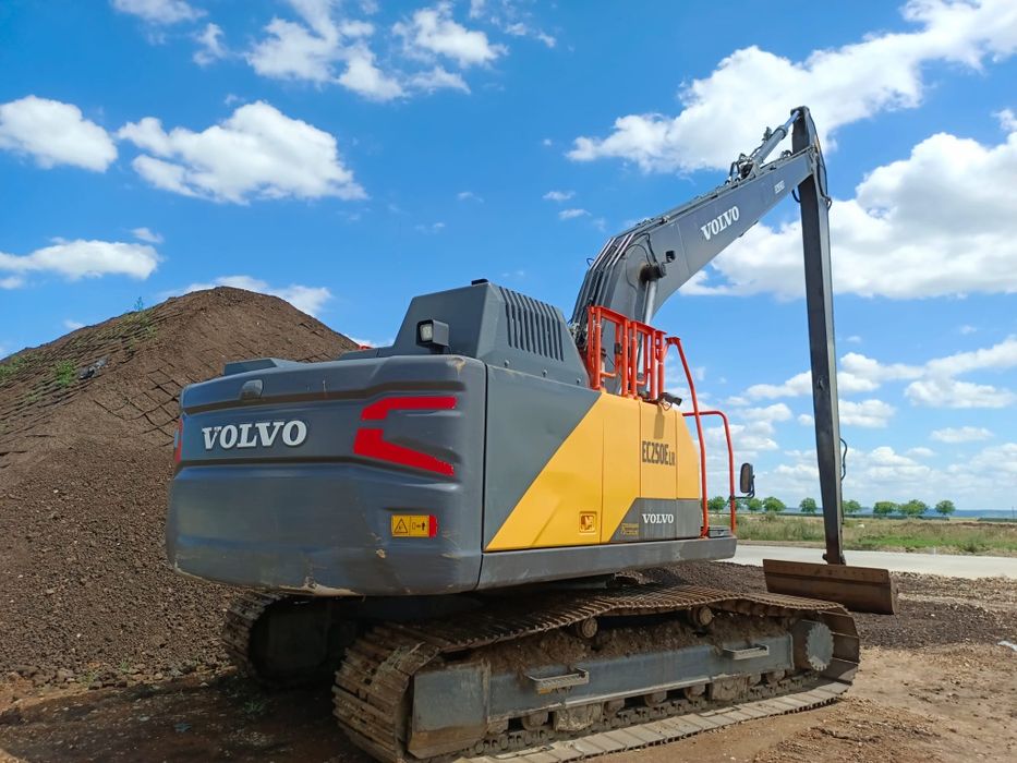 Inchiriez excavatoare cu brat lung