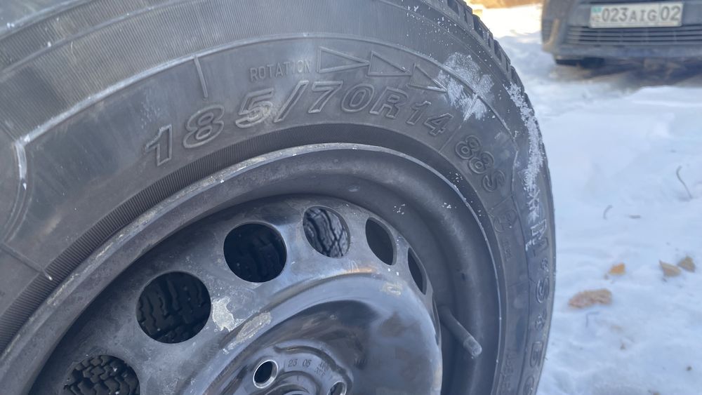 Продам 185/70 R14 зимние шины с дисками в комплекте