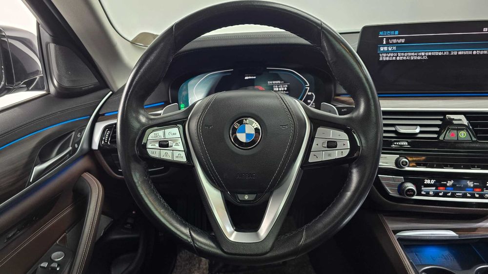 BMW 5-Series 530e Luxury   23