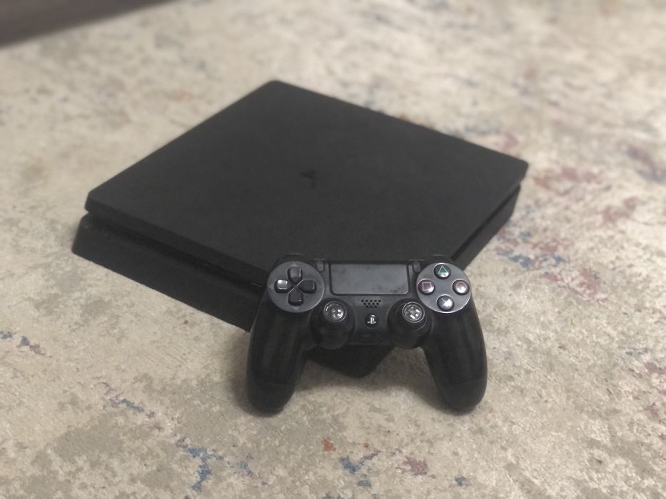 Playstation 4 slim 1TB + 5 дисков и есть цифровые игры