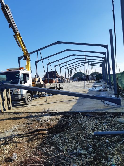 Vând o structură metalică 12 m deschidere în două ape lățime din profi