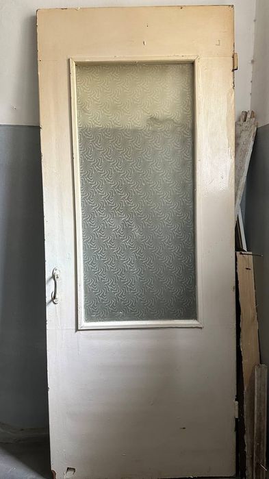 Дверь б/у старенькая
