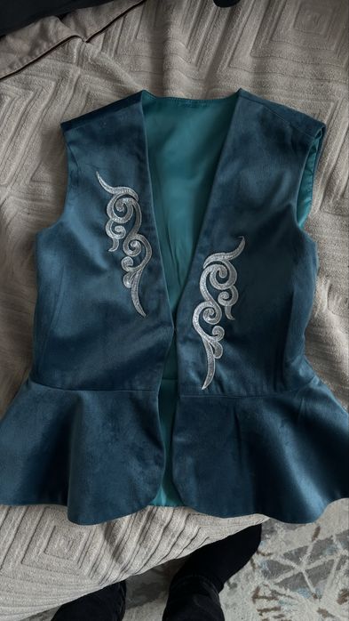 Продается жилетка на девочку