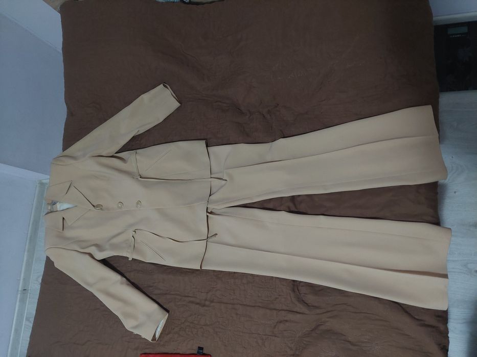 Дамски официален костюм - размер М