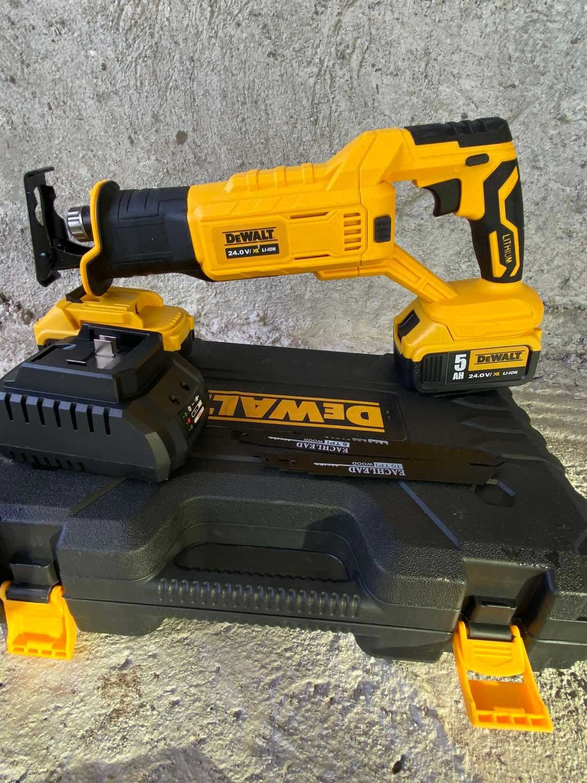 Акумулаторен Саблен Трион DeWALT 24V 6Ah Прав Трион Девалт TSTAK куфар