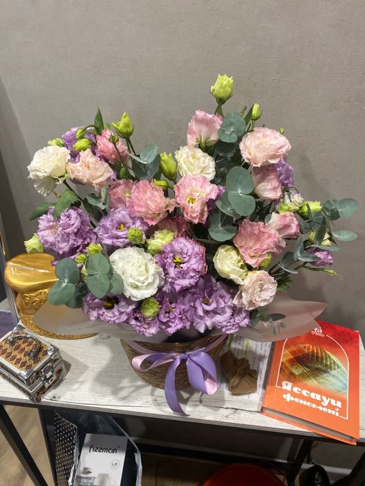 Букет из лизиантусов в шляпной коробк