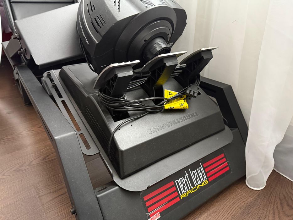 Cockpit F1 NLR F-GT + Thrustmaster T300 full set – stare perfectă