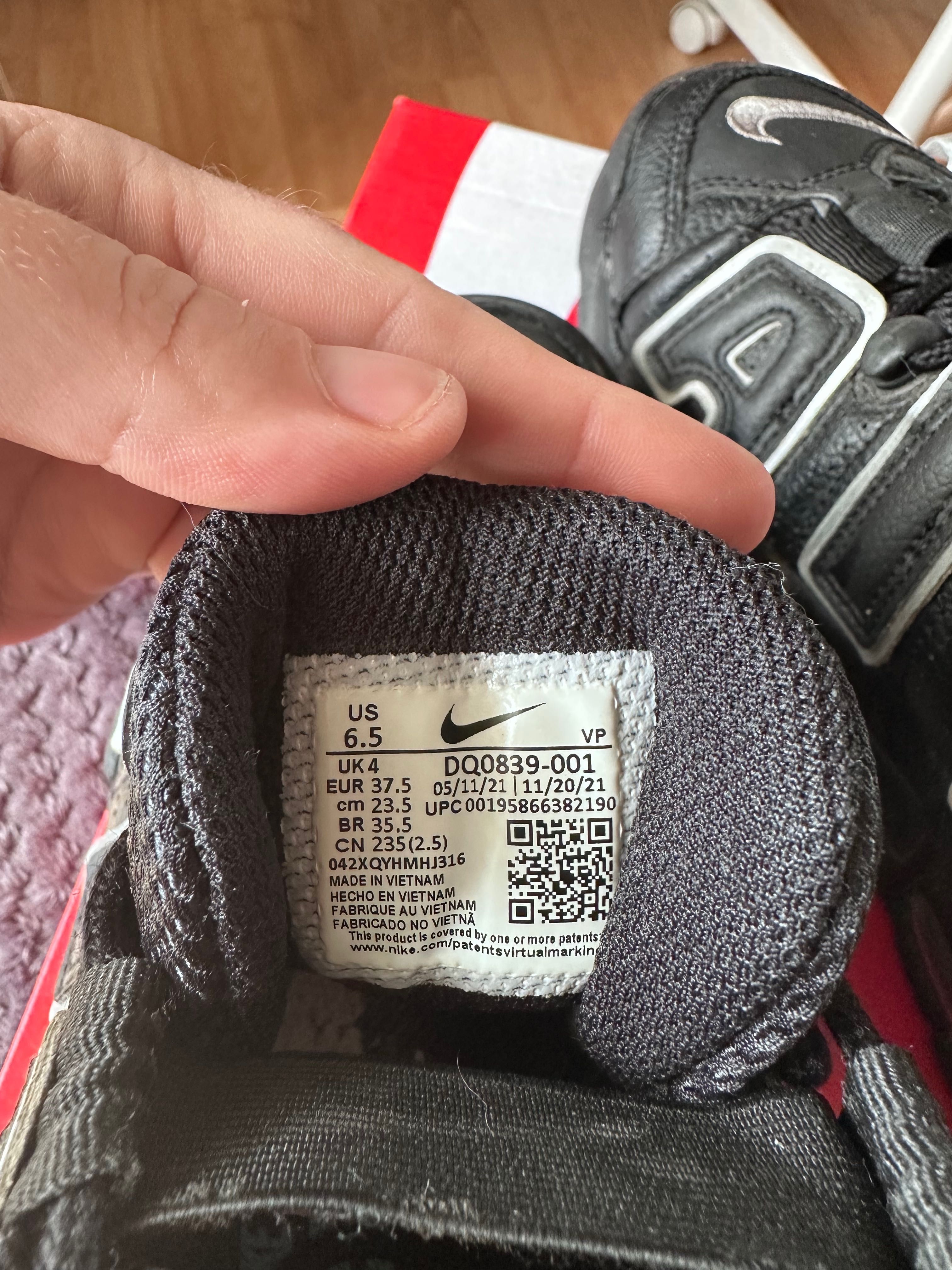 Vand adidasi negri Nike Air More Uptempo in stare buna, marimea 37,5