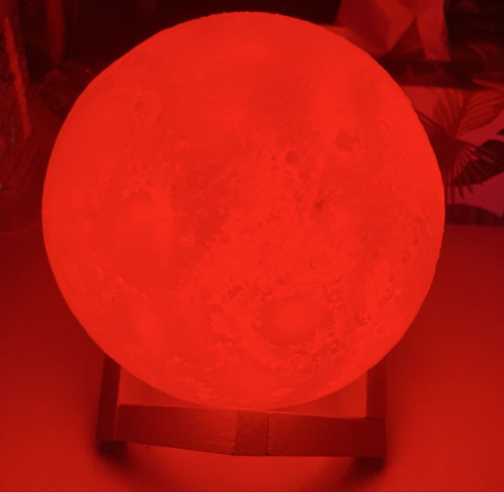 Lampă 3D Luna – RGB, cu suport din lemn