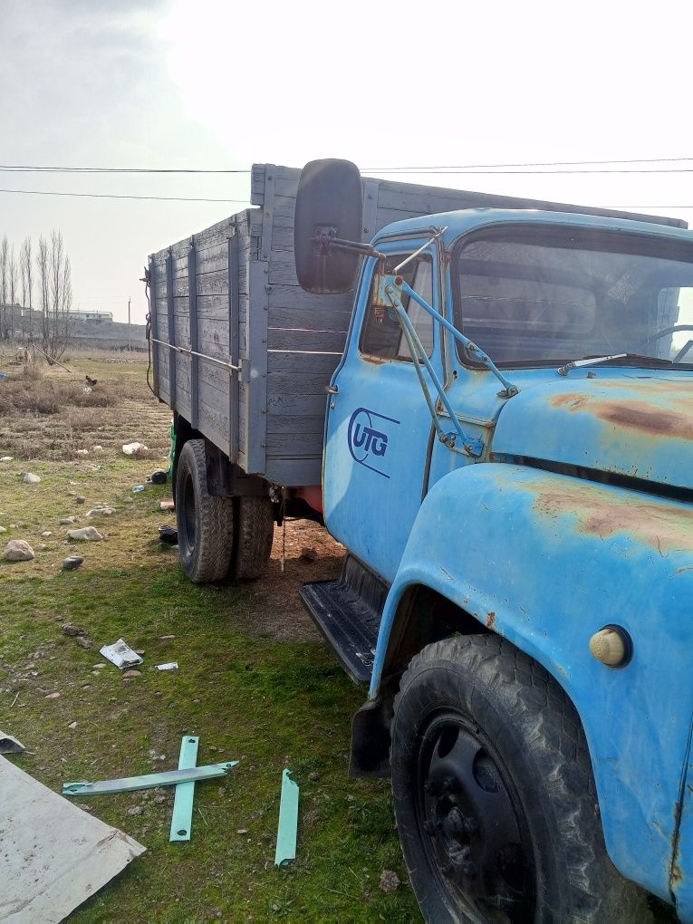 Gaz 52 holati alo darajada yaxshi yurib turibdi gaz balonlari bor.