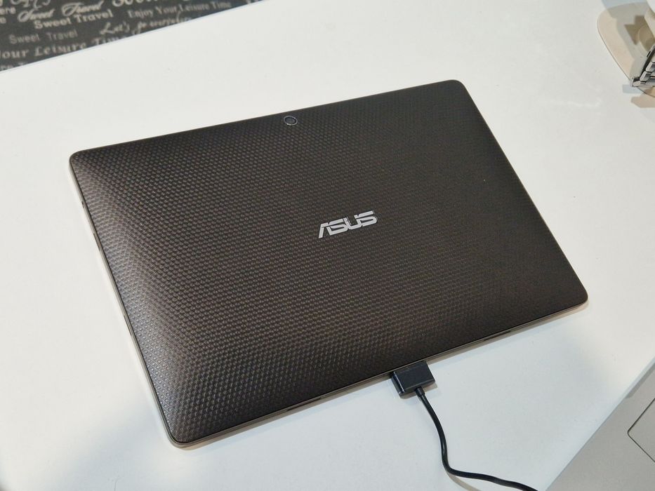 Tableta Asus cu cablu de date