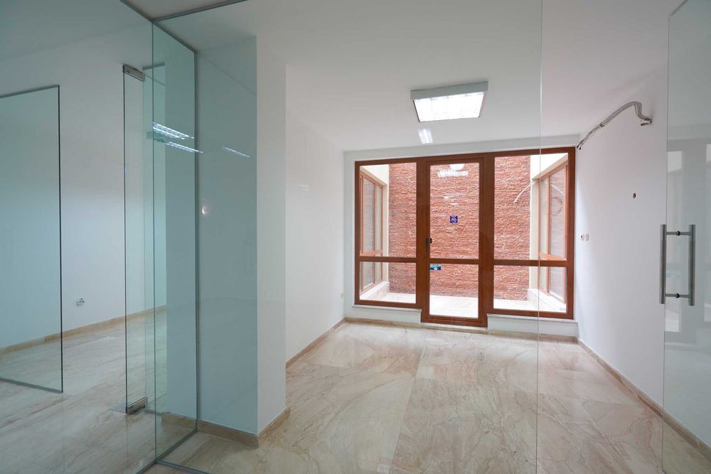 Продава се Офис в Варна, Център - 133 кв.м за 3083 €/кв.м - Снимка #1