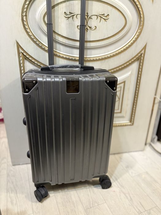 Чемодан  черный..