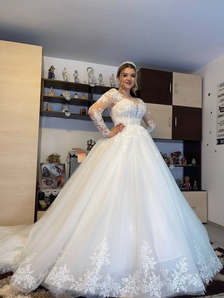 Rochie mireasa pe corset,trena cu sistem de prindere