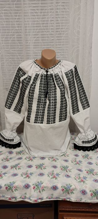 Ie tradițională cu motive florale țesute, zona Făgăraș