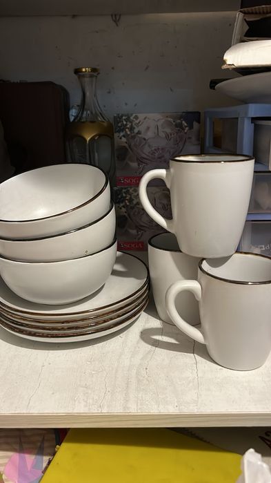 Посуда тарелки с кружками