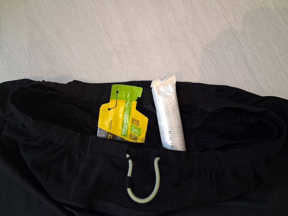 Vând Pantaloni scurti Alergare Compresssport  Barbati mărimea XL