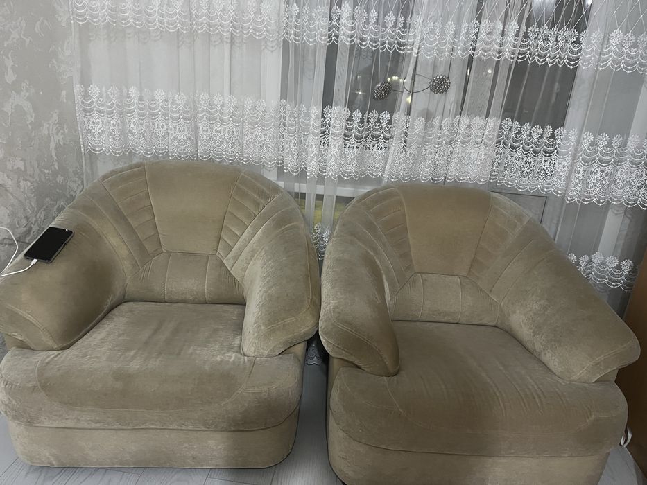 Продам 2 кресла ножки роликовые в хорошем состоянии