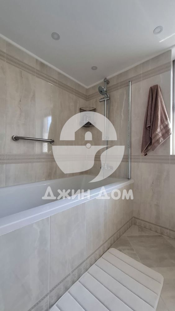 Двуетажна къща с басейн в к-с Атлантис Премиум Хаузес, кв. Сарафово