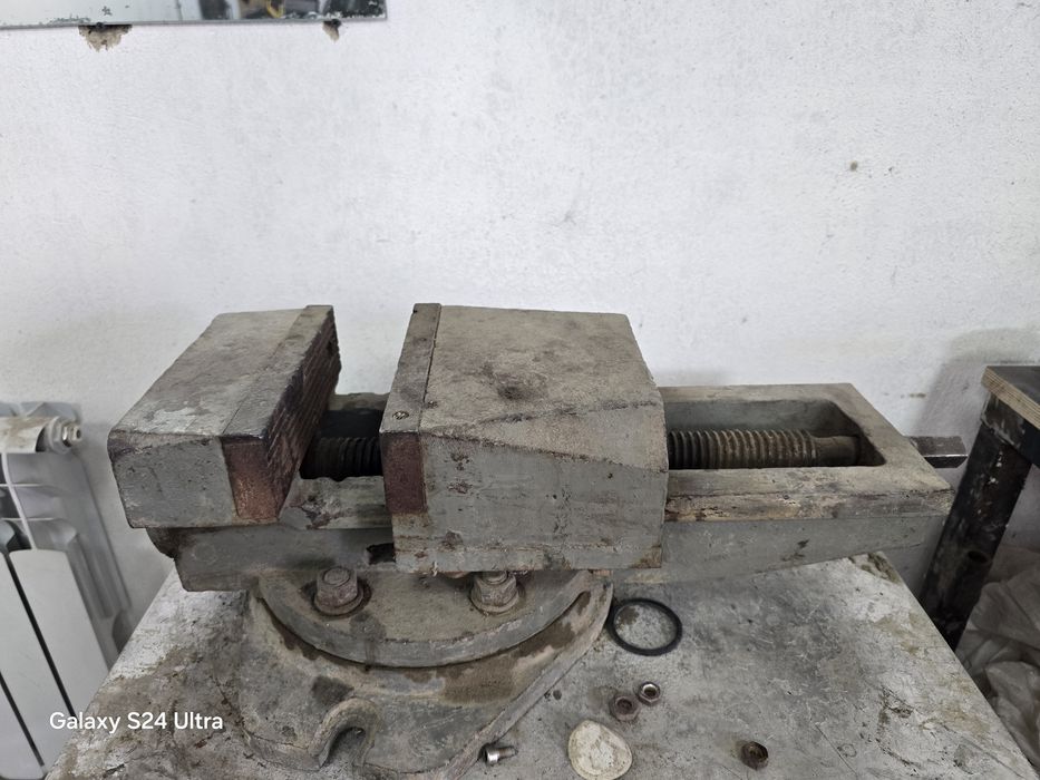 Тиски слесарные продам