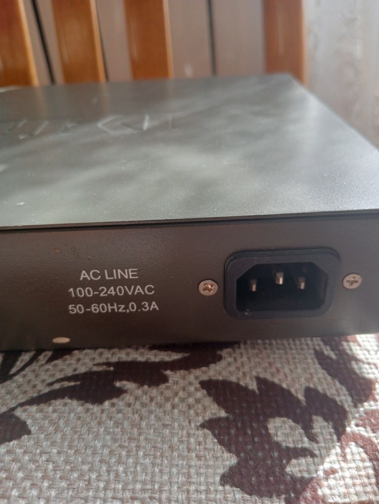 Продам 16ти портовый hub.