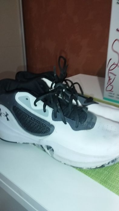 Vand adidasi under armour
