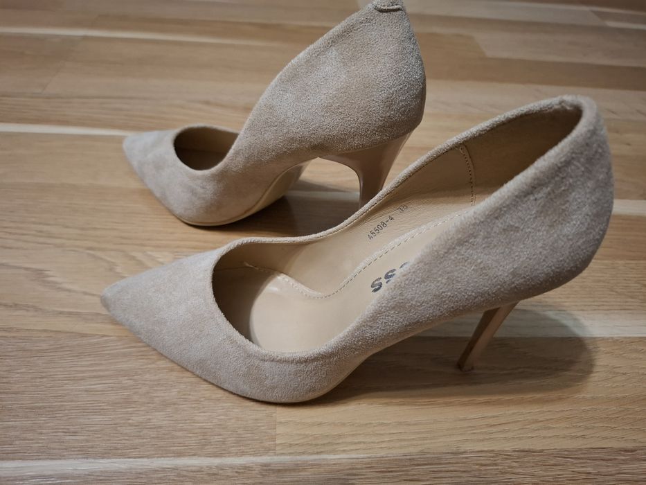 Обувки с ток бежави