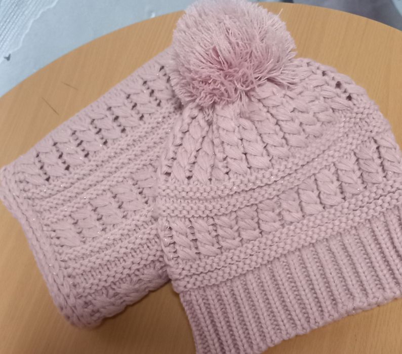 Set fular și căciulă