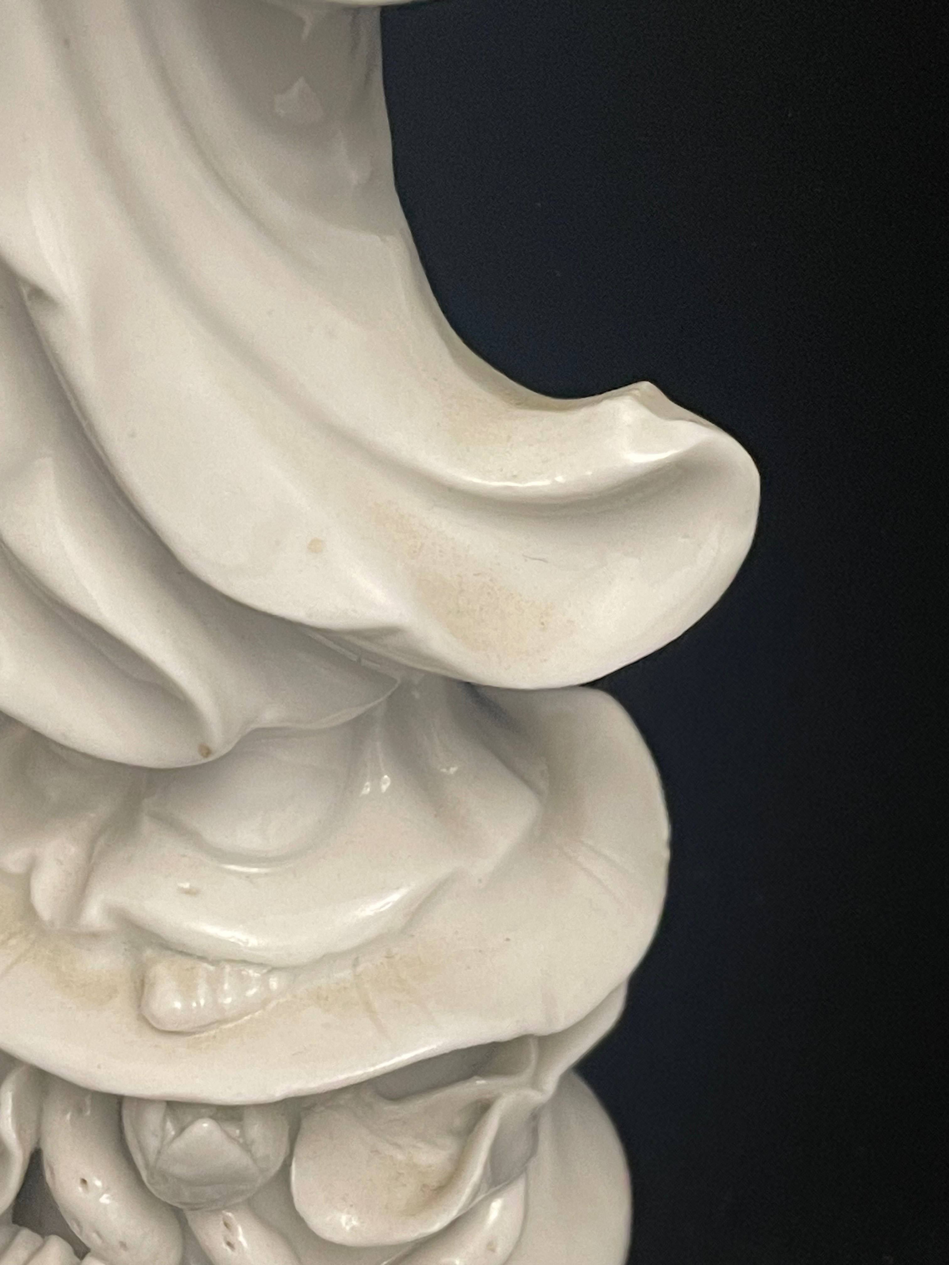 Антична  статуетка от бял  порцелан  Blanc de Chine