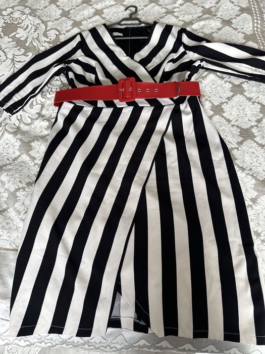 Rochie eleganta in dungi cu centura rosie