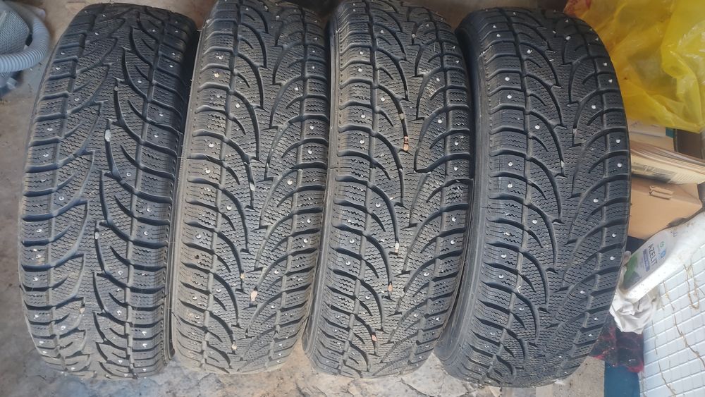 Продаю бу Зимние шины С от хайса