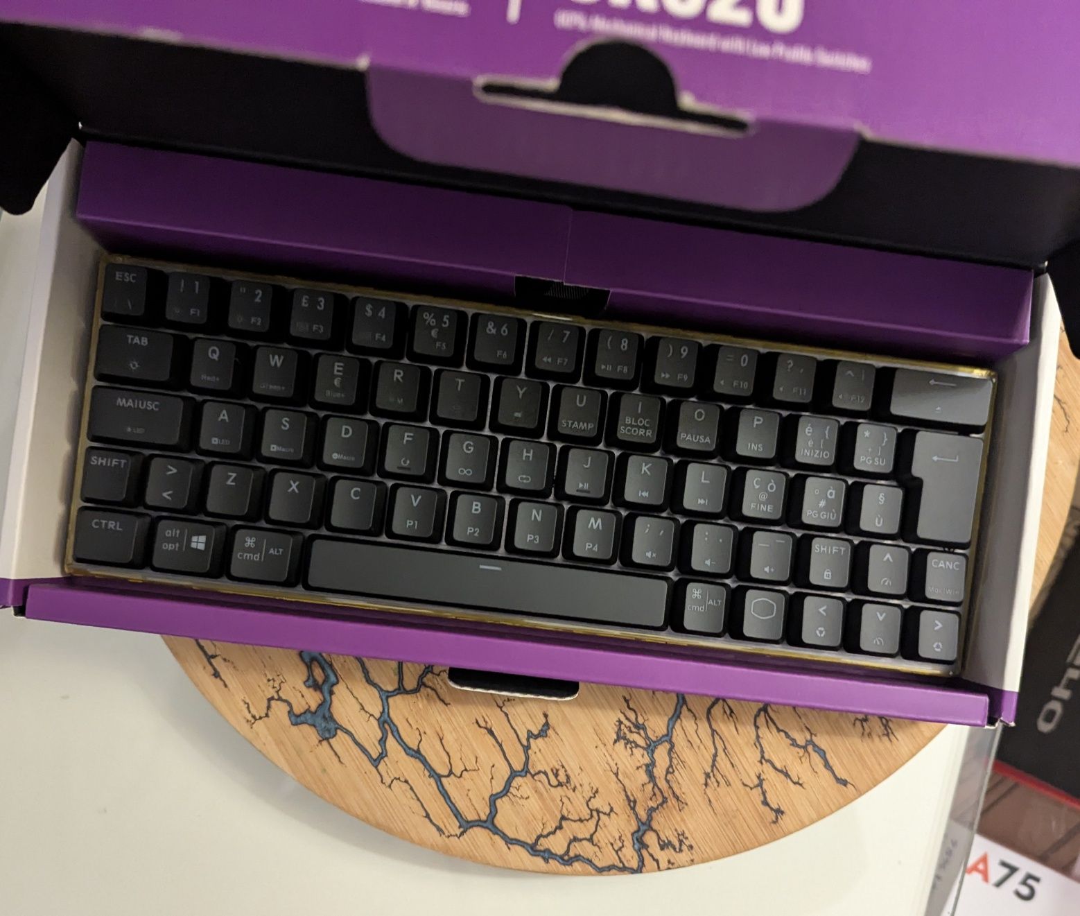 Механична клавиатура Cooler Master SK620 нова с гаранция RGB low profi