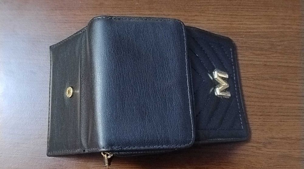 Portofel Primark, matlasat, cu inițială, pentru dame