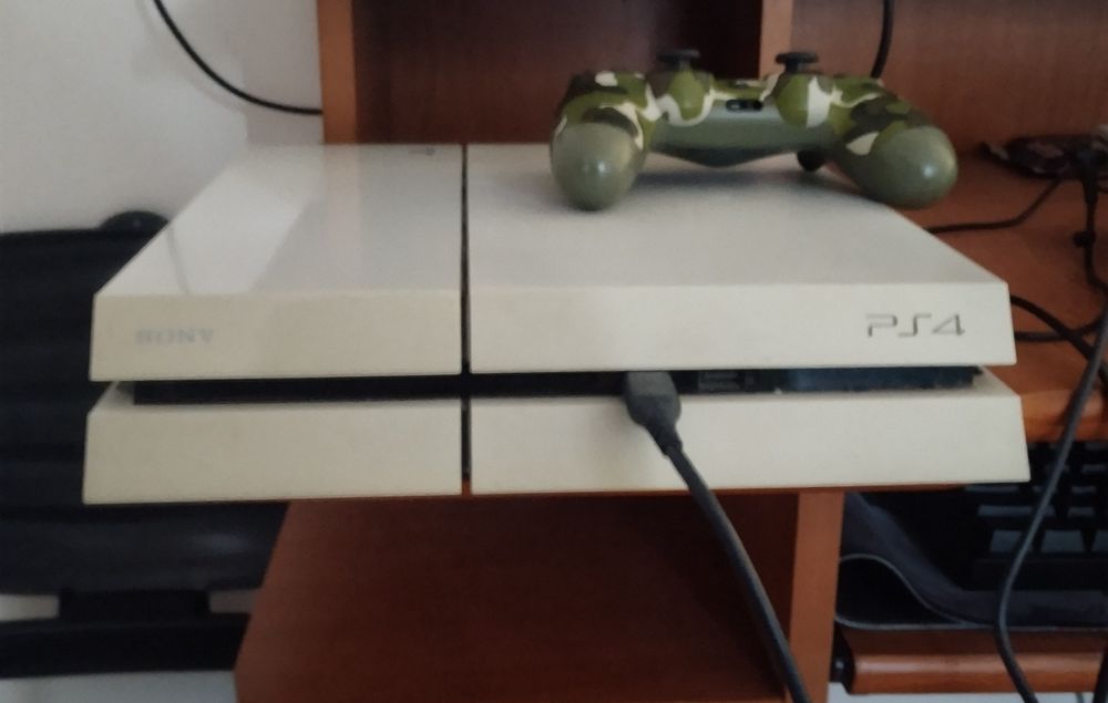 Vând ps4 1TB  cu manetă și jocuri